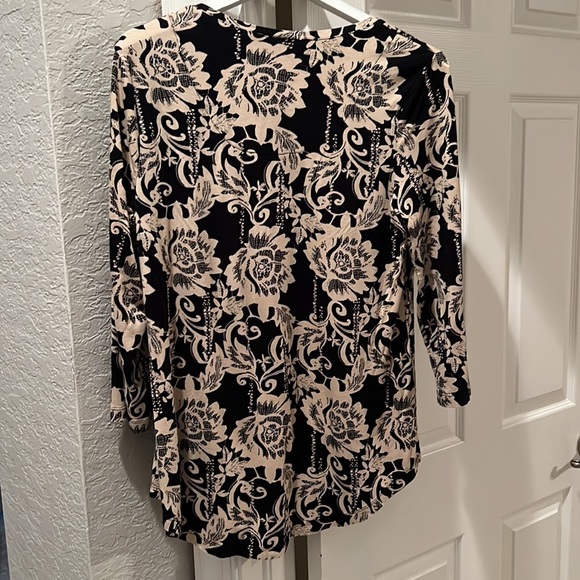 JM Collection | Florals and Flourishes Black and Tan Top - Picture 7 of 10